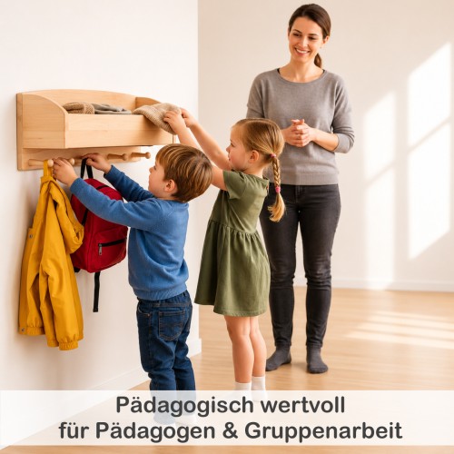 Montessori Garderobe: Pädagogische Szene der Kindergarderobe in der Kita. Zwei Kinder nutzen selbstständig die Garderobe, die Ablage enthält Mützen. Erzieherin im Hintergrund.